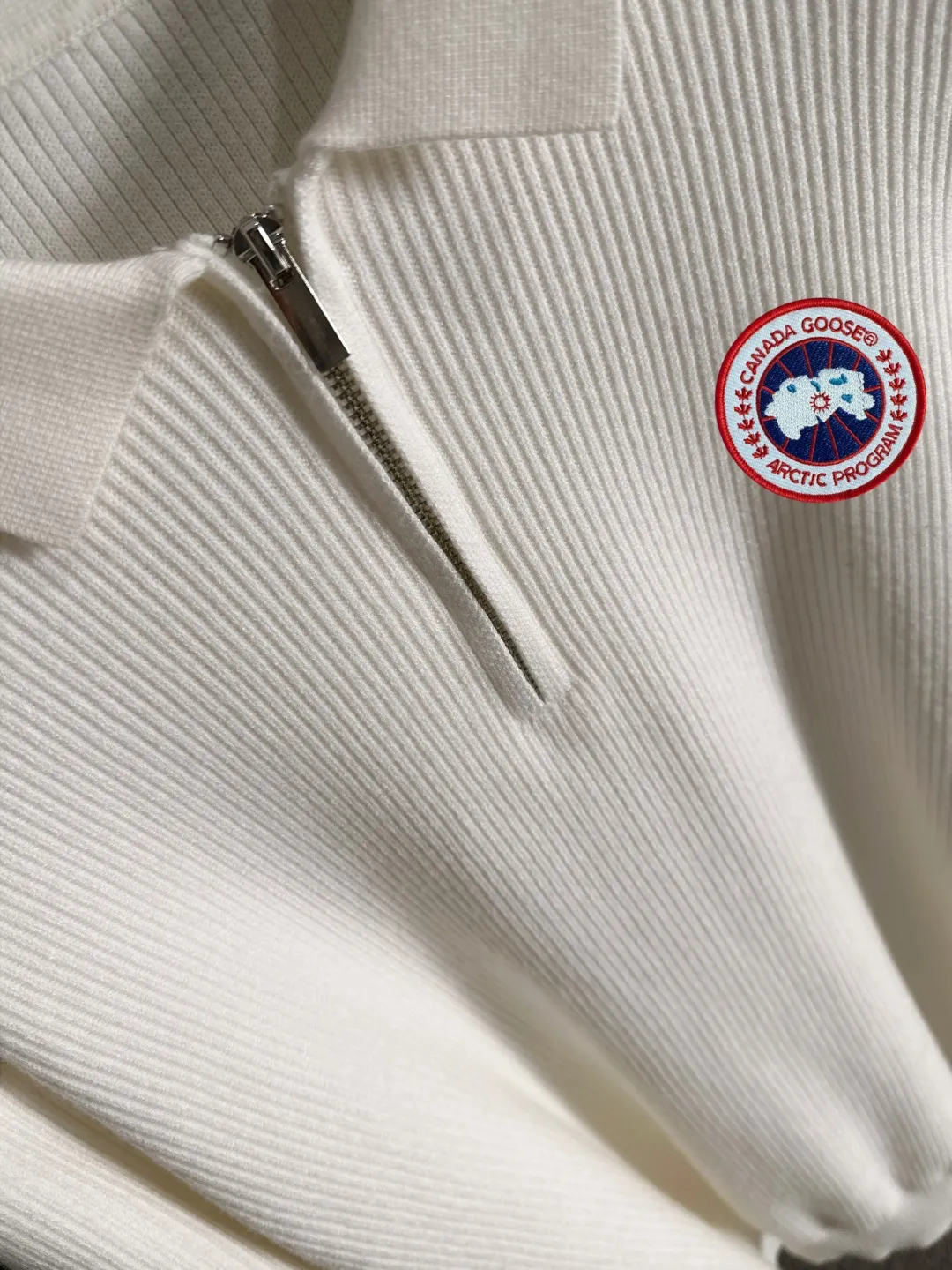 Next day shipping P360 Big Goose 2025 official website latest round neck sweater for autumn and winter, popular models are on sale at the same time at the counter! Specially made of wool blended fabric. It feels comfortable and can be directly in contact with the skin. The logo badge is exquisitely embroidered, which is extremely eye-catching! The details highlight the fashionable charm of big brands. Exquisite workmanship. Three-dimensional cutting style. The wearing effect is invincible and handsome! All three standards are complete! Size: M-3XL